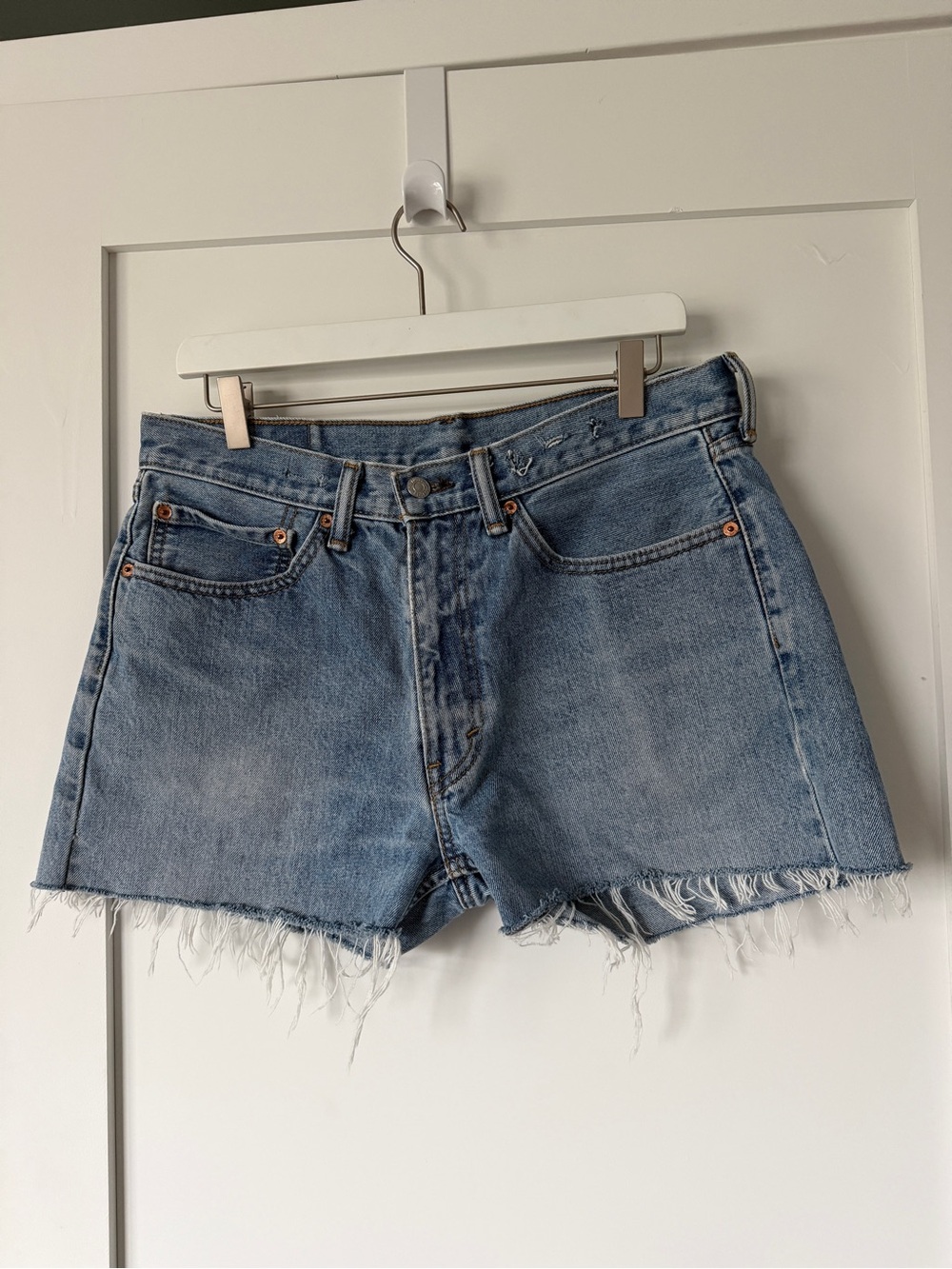 Vintage Levi Mid-Rise Denim Shorts✨